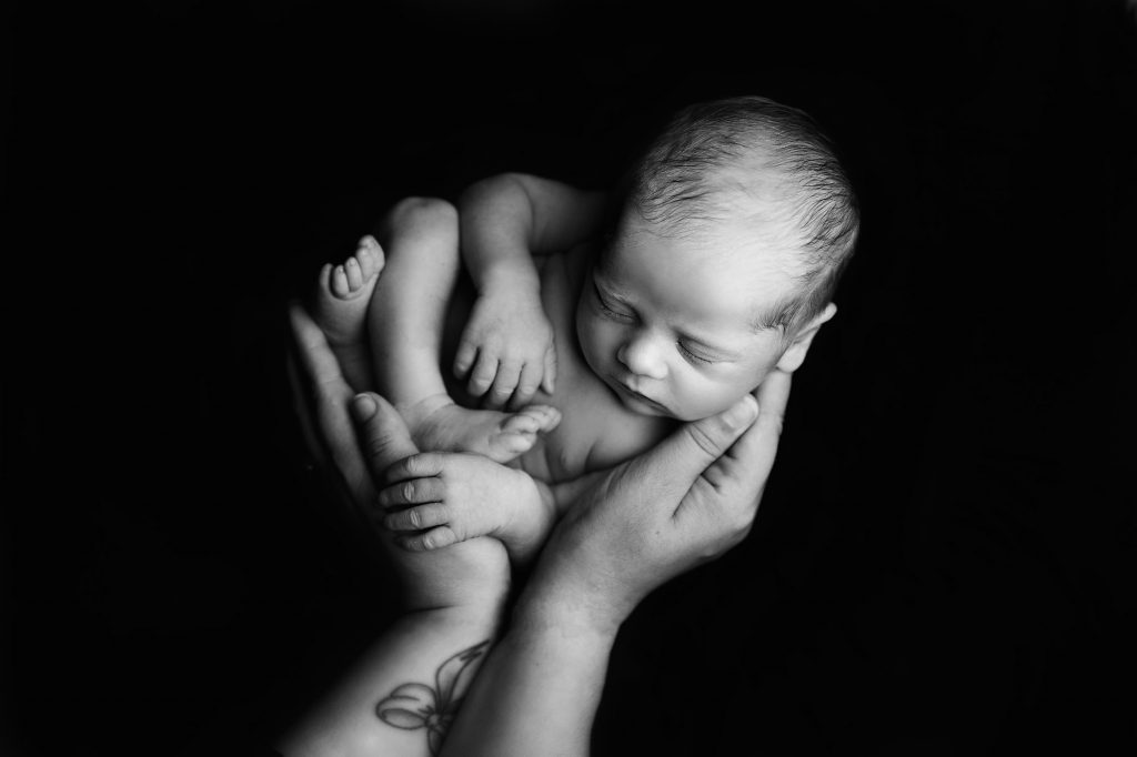 black-and-white-newborn-baby-holding-mums-hand-surrey-baby-newborn-photography