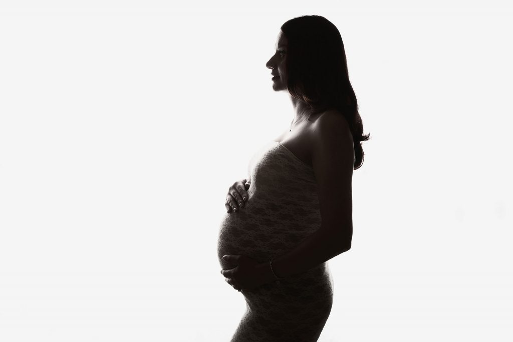silhouette-side-profile-of-pregnant-lady-surrey-maternity-photoshoot