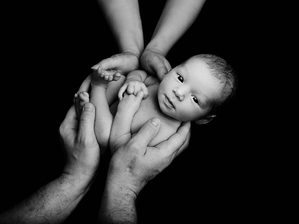 Black and white image of new baby - baby photo sessioon