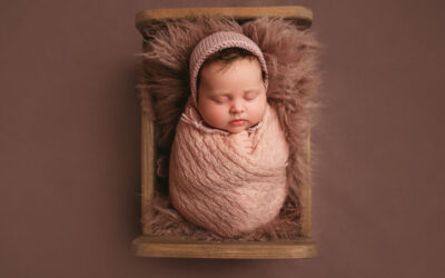 Behind the scenes of a newborn photography session with me…