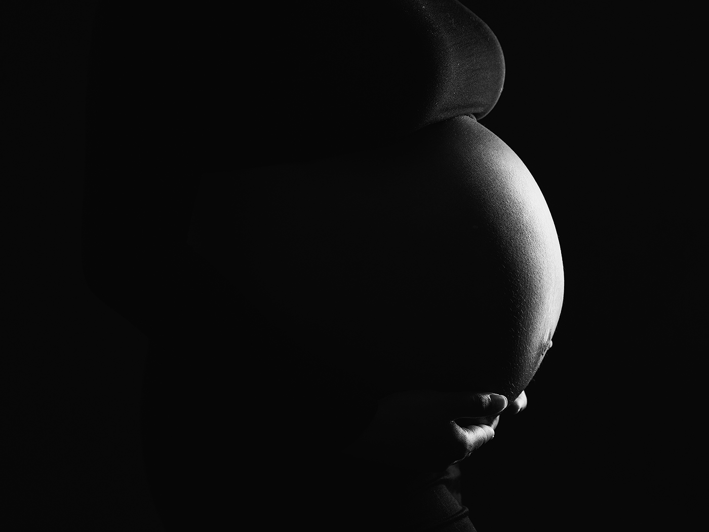 silhouette-of-pregnant-lady-and-man-surrey-maternity-photographer
